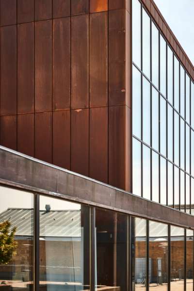 Smukke facadekassetter i cortenstål, Maribo Svømmehal, Ved Stadion 4, 4930 Maribo